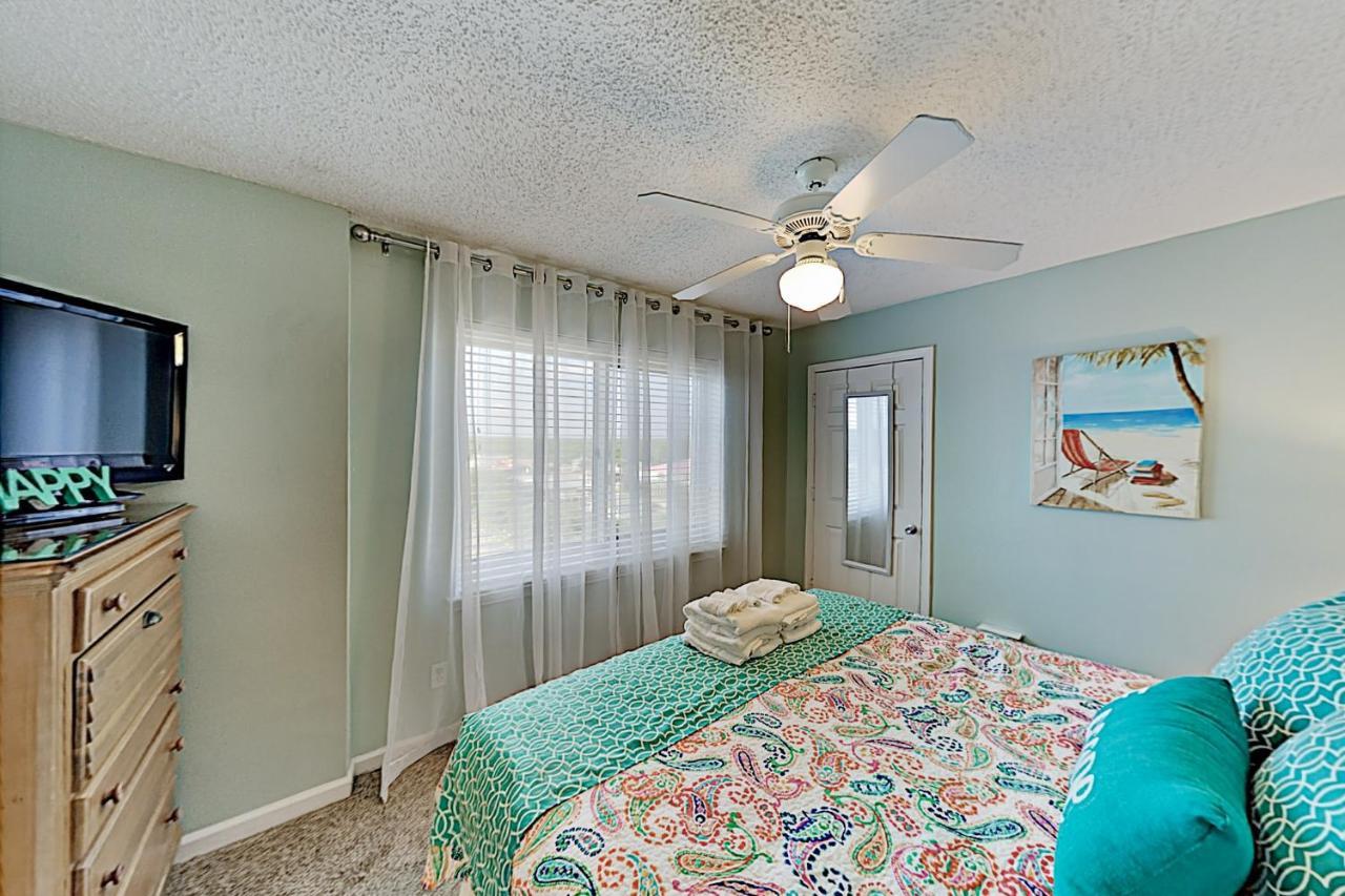 Beach-view Tradewinds Retreat, Beachside Pool Apartment *