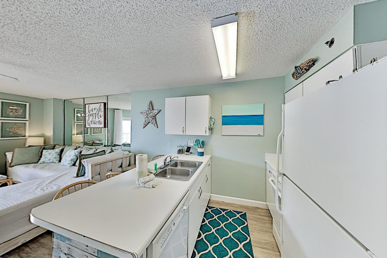 Beach-view Tradewinds Retreat, Beachside Pool Apartment