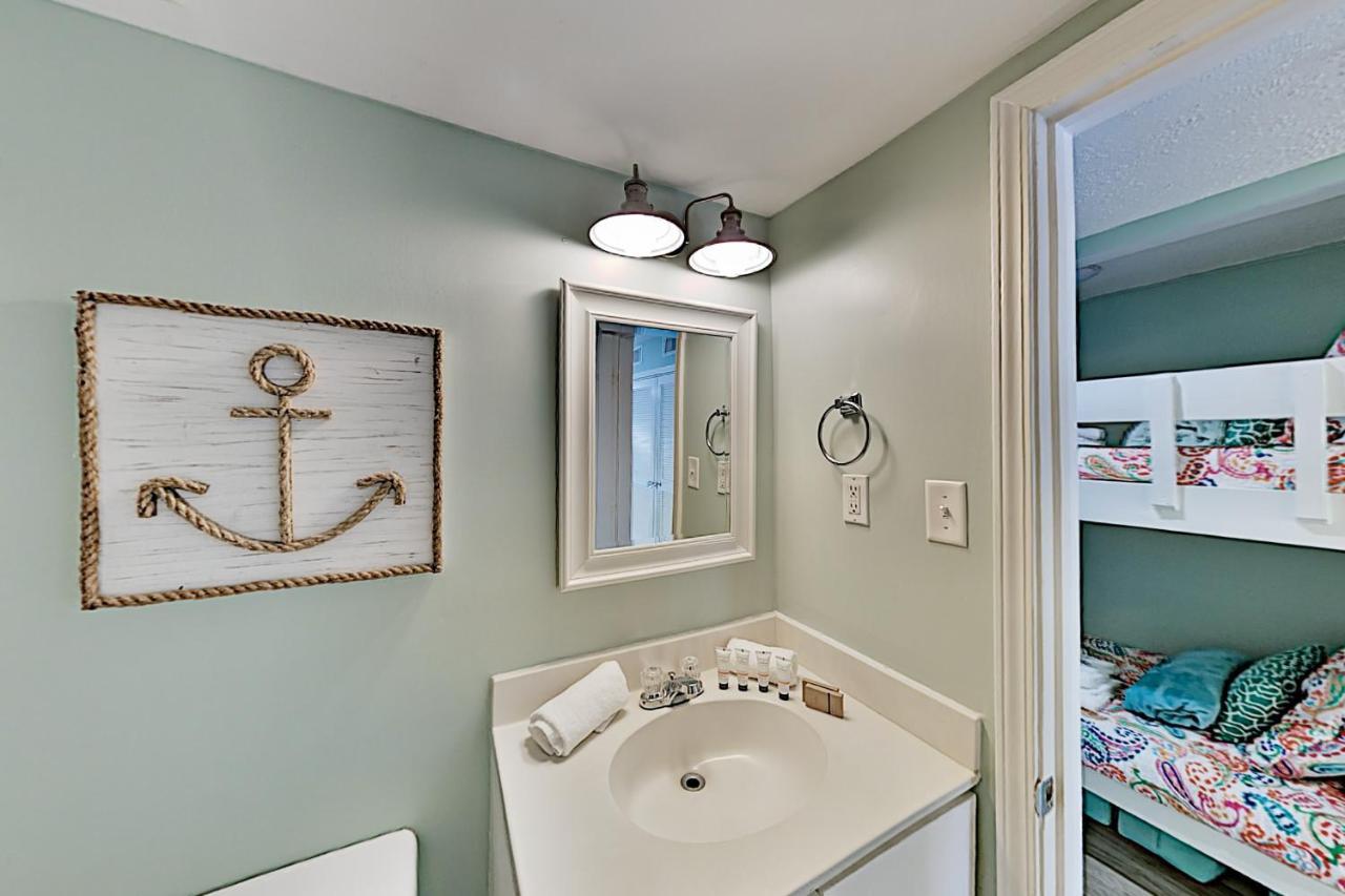Beach-view Tradewinds Retreat, Beachside Pool Apartment
