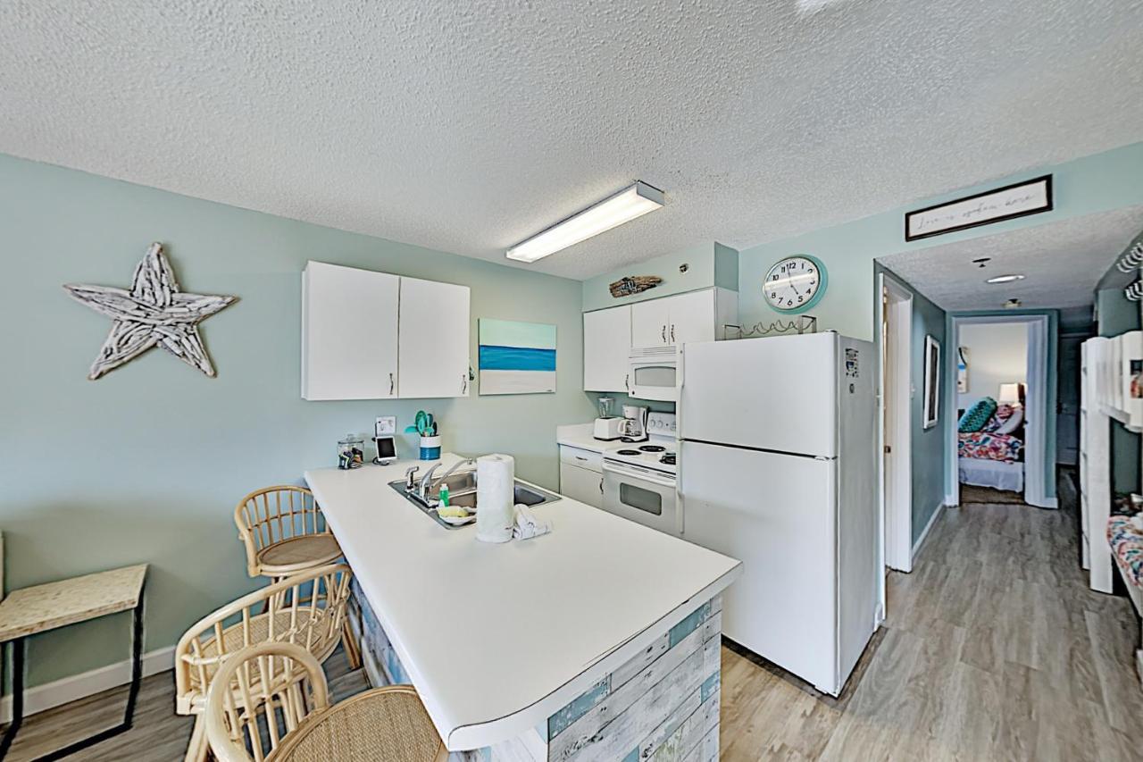 Beach-view Tradewinds Retreat, Beachside Pool Apartment *