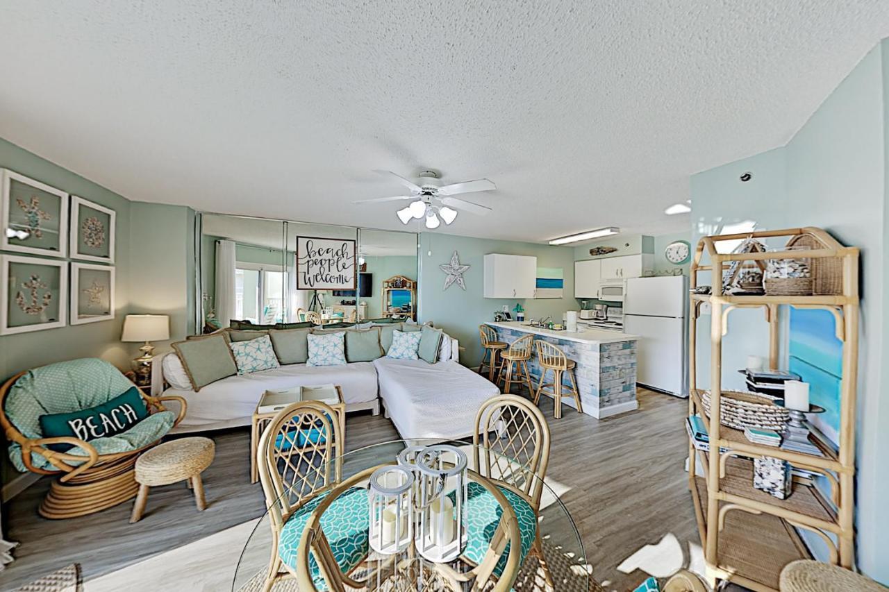 Apartment Beach-view Tradewinds Retreat, Beachside Pool
