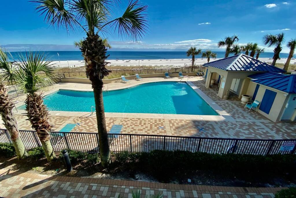 Corner With Amazing And Pool Views Apartment