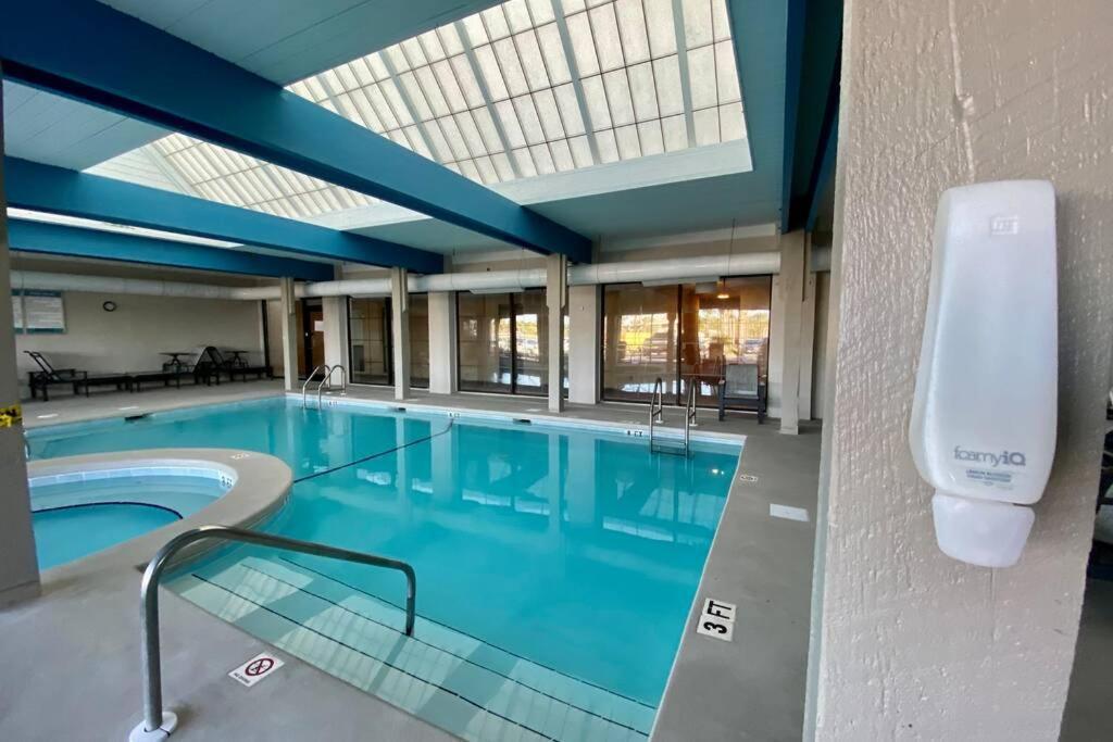Corner With Amazing And Pool Views Apartment