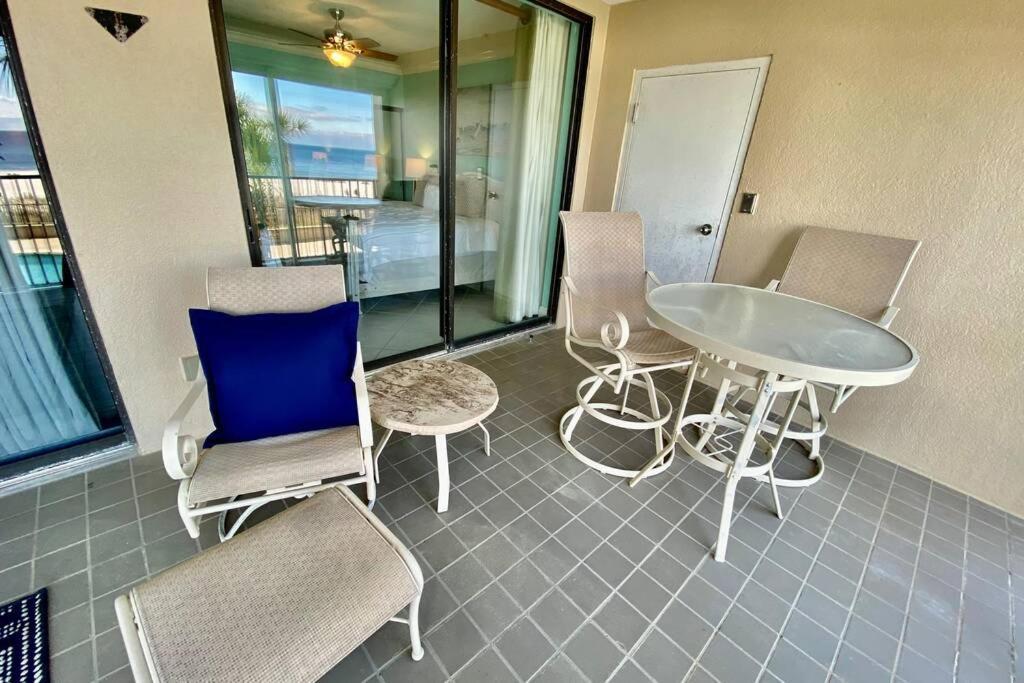 Corner With Amazing And Pool Views Apartment