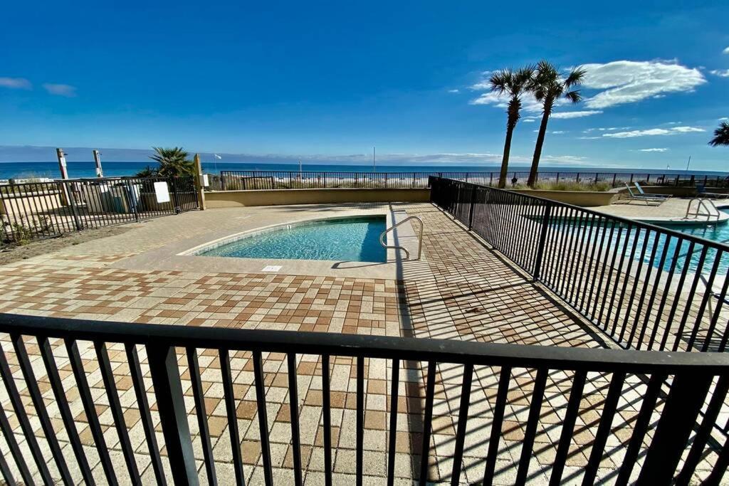 Corner With Amazing And Pool Views Apartment