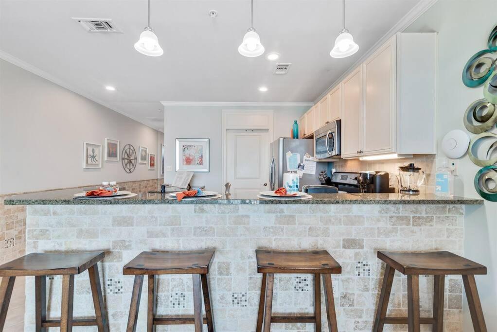 Apartment The Wharf With Oasis Pool!