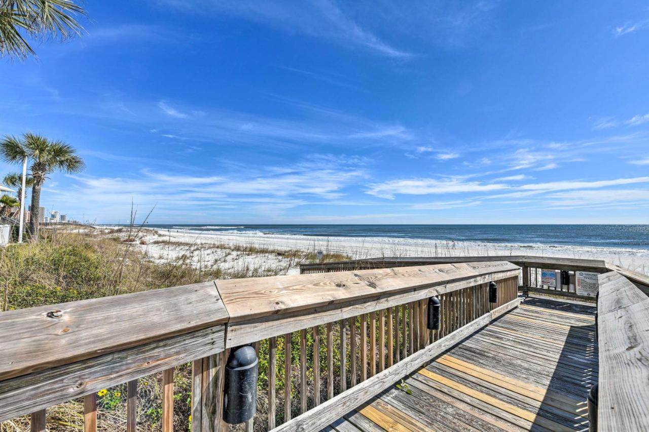 Apartment Inviting Views And Beach Access!
