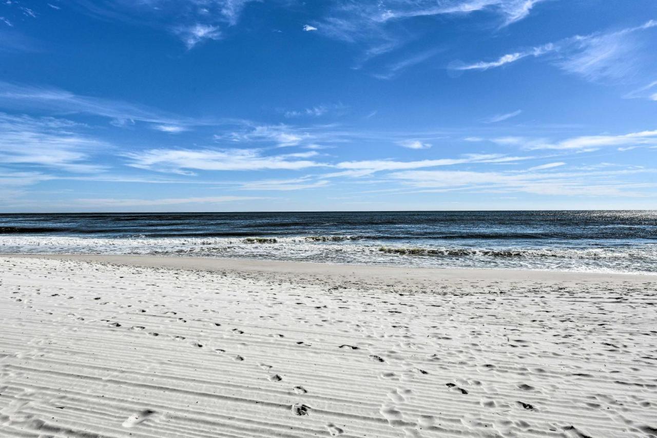 Apartment Inviting Views And Beach Access!