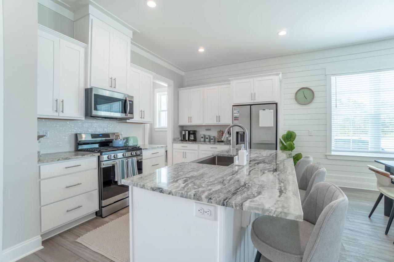 ~spacious Near W/ Game And Community Pool~