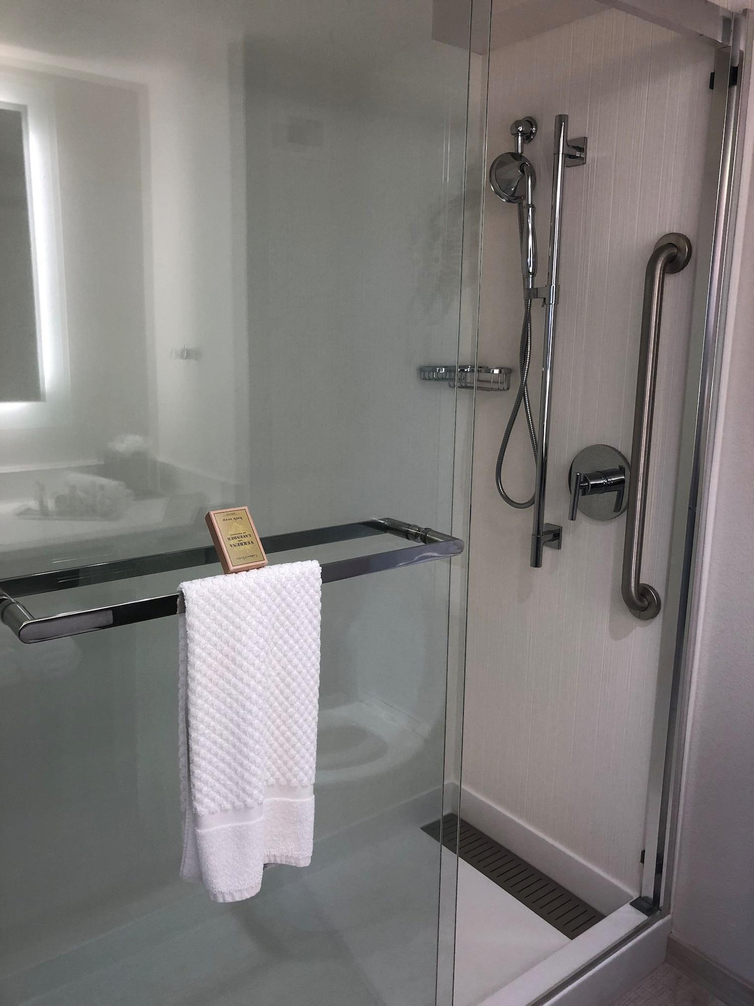 The Island House A Doubletree By Hilton Hotel 4*