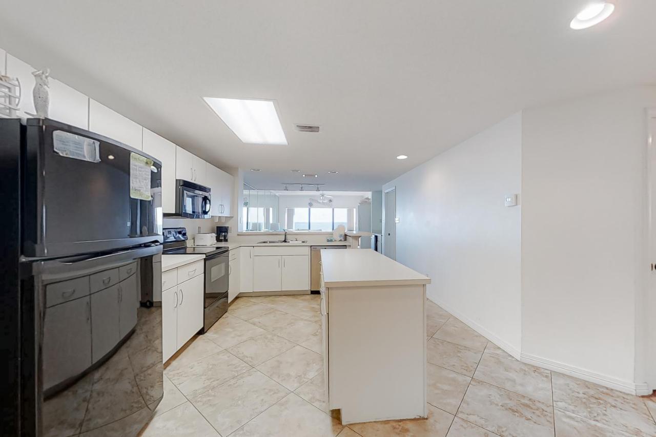 Four Seasons 603e Apartment *
