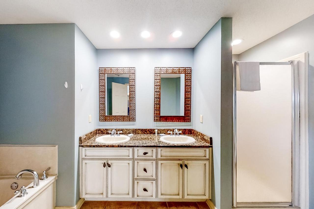 Four Seasons 402w Apartment