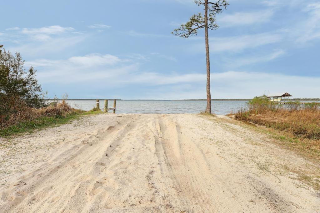 Beautiful 3br/25ba W/ Kayak Access, Sleeps 10 Holiday home