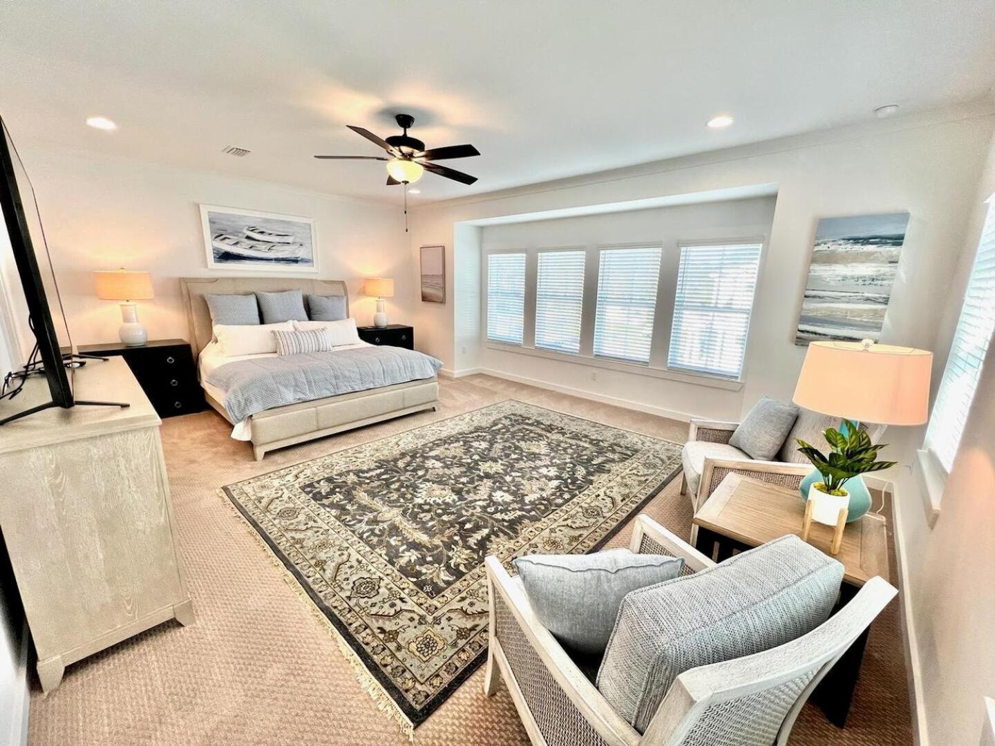 Beautiful 3br/25ba W/ Kayak Access, Sleeps 10 Holiday home *