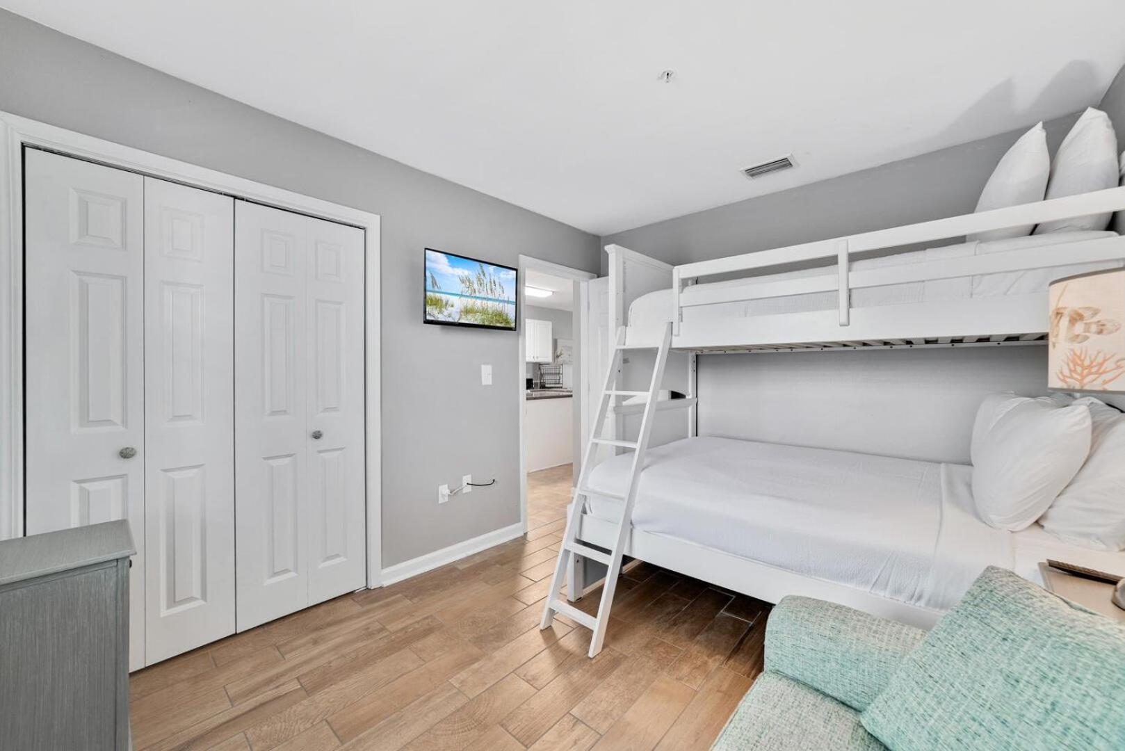 Cozy 2bd/2ba W/ View, Sleeps 6 Holiday home *