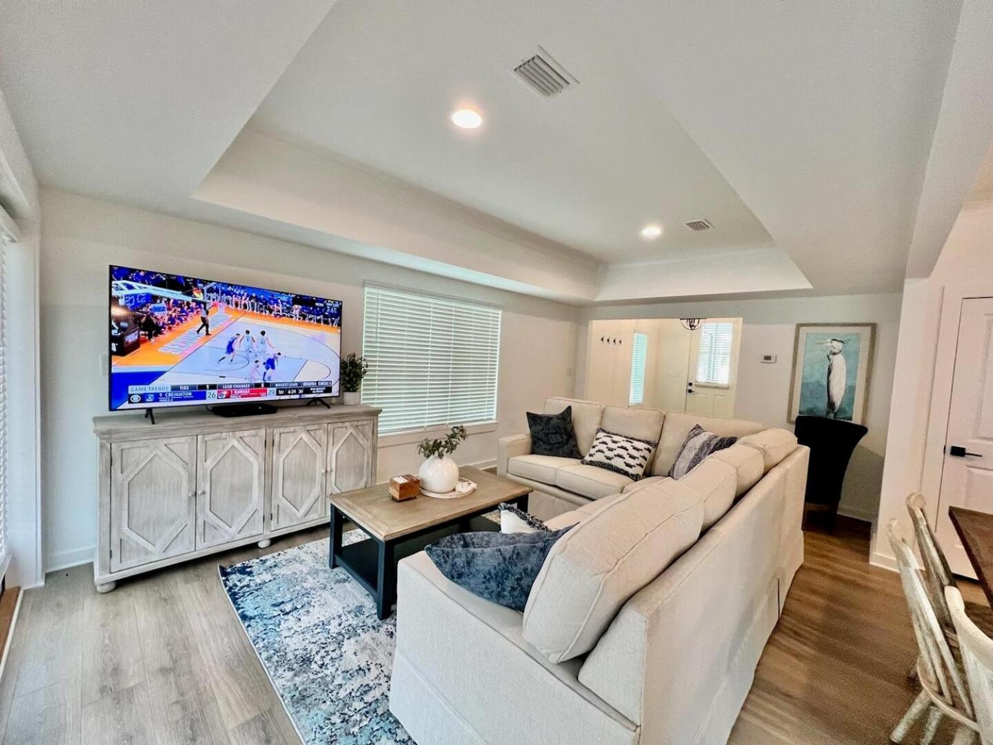 Beautiful 3br/25ba W/ Kayak Access, Sleeps 10 Holiday home *