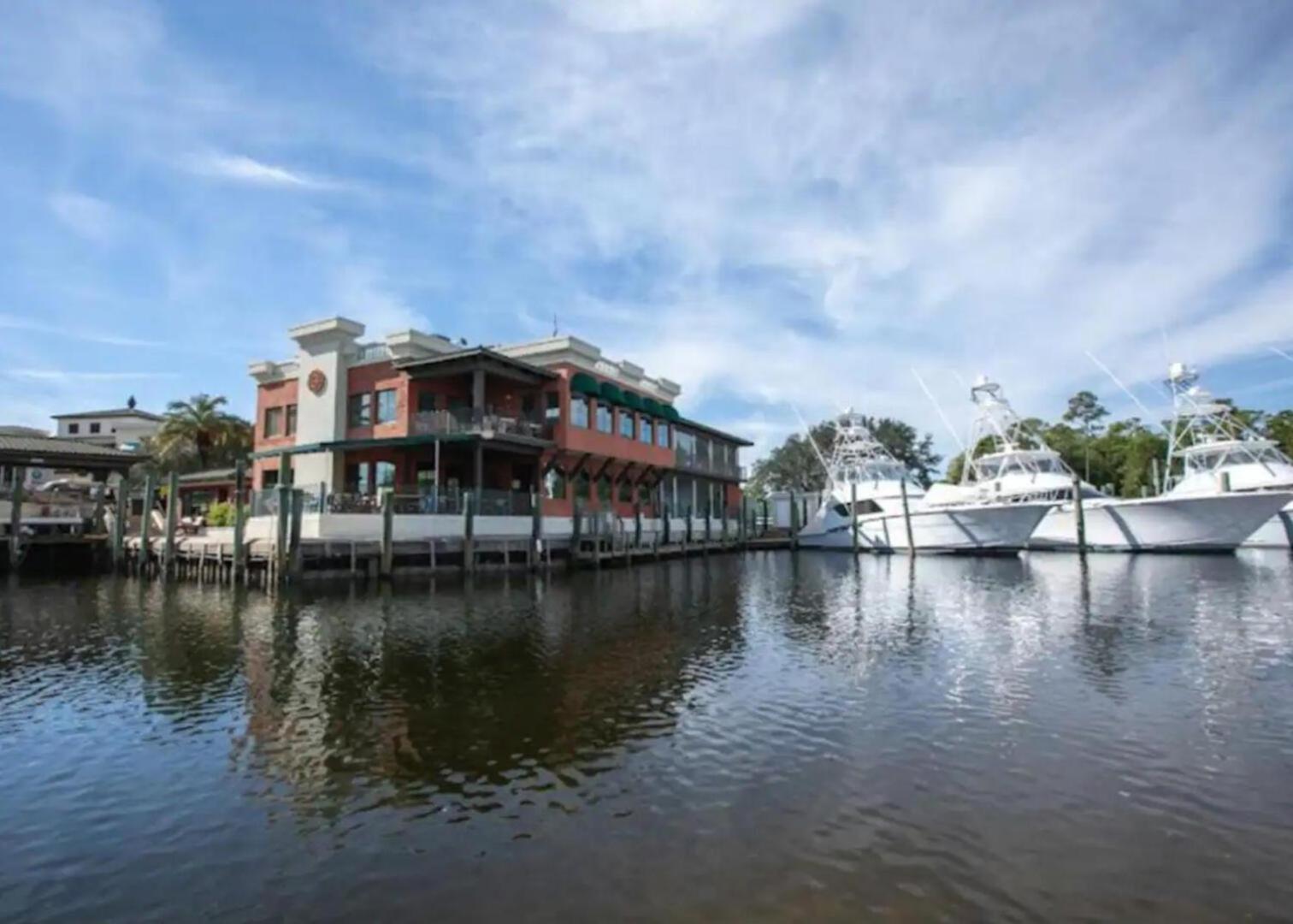 Beautiful 3br/25ba W/ Kayak Access, Sleeps 10 Holiday home *