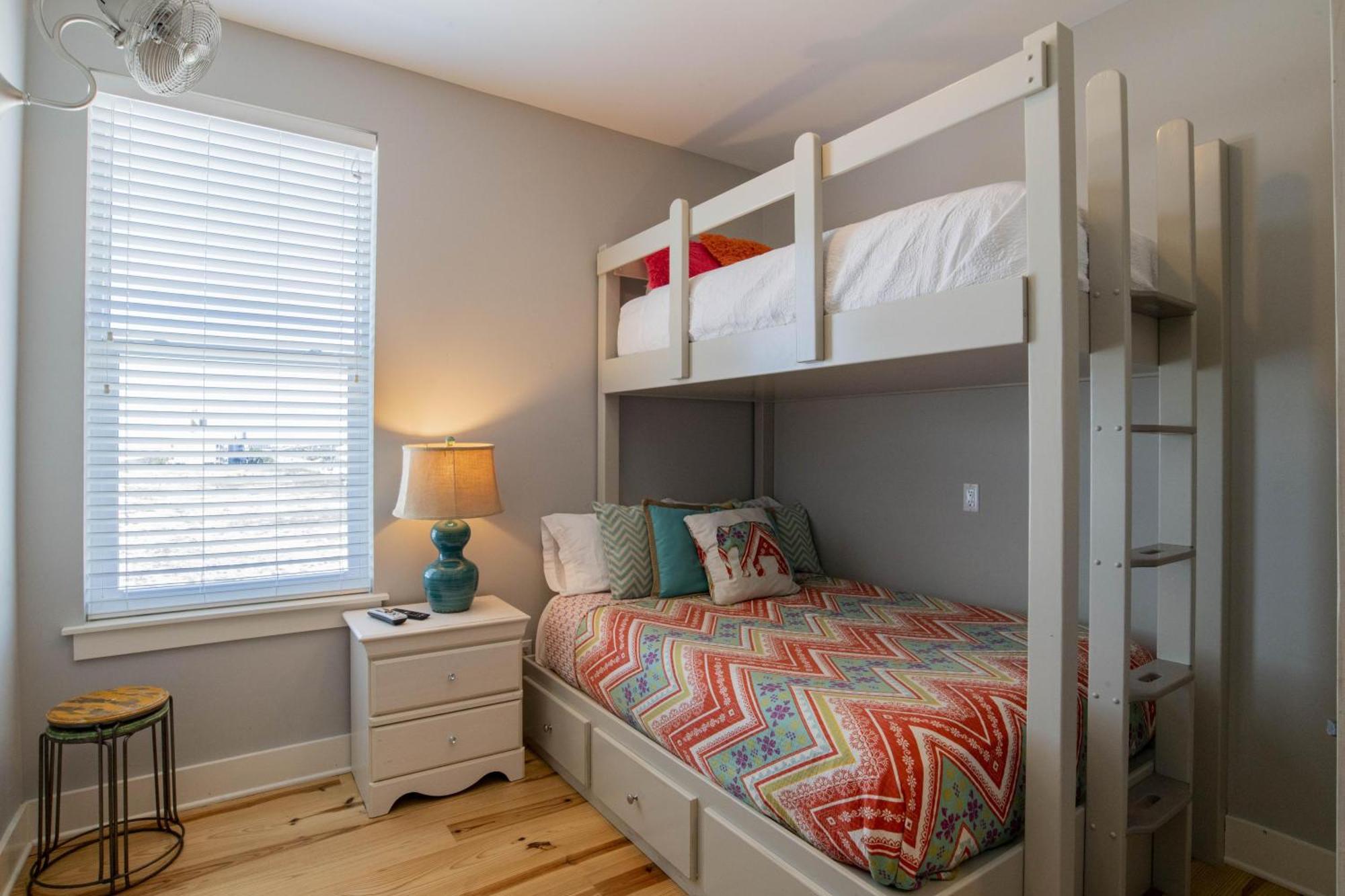 Castle In The East West 2 - 18 Bedrooms *