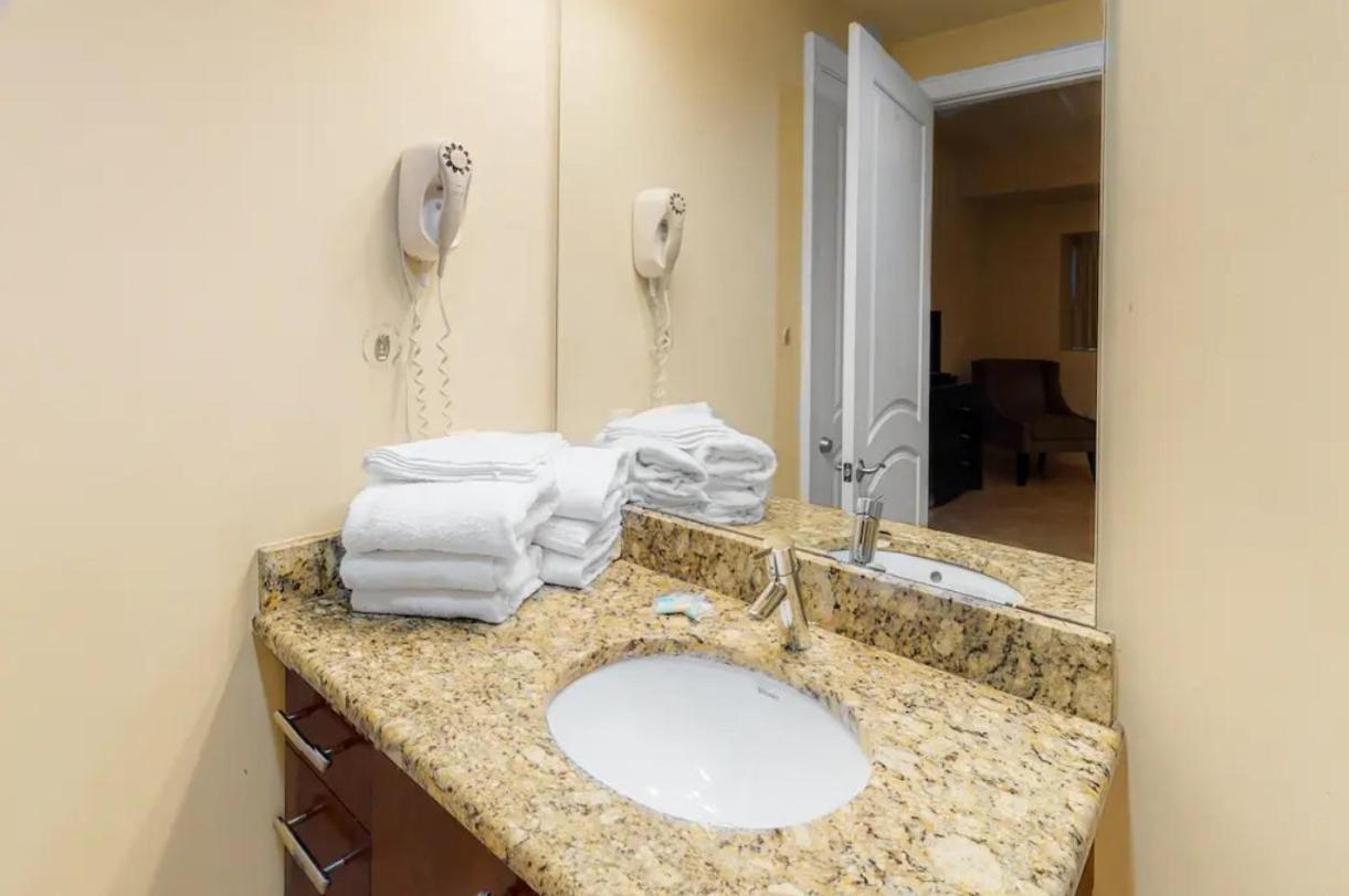 Turquoise Place Unit 405c *