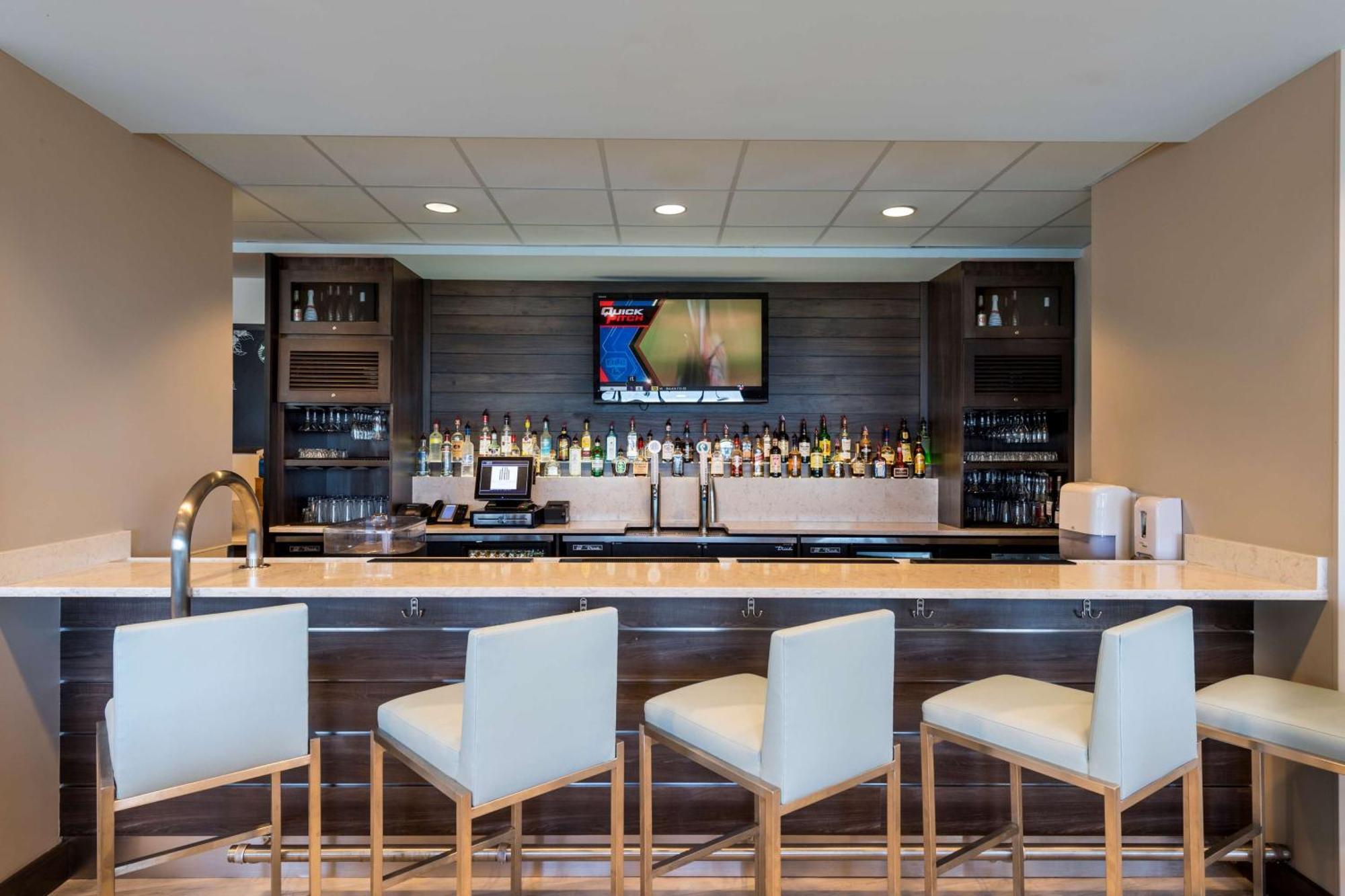 The Island House A Doubletree By Hilton Hotel 4*