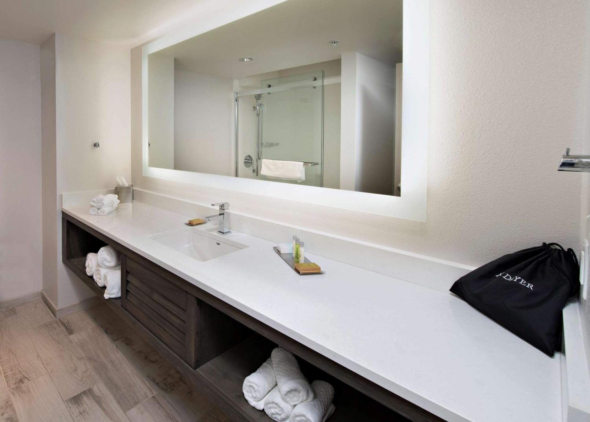 Hotel The Island House A Doubletree By Hilton 4*