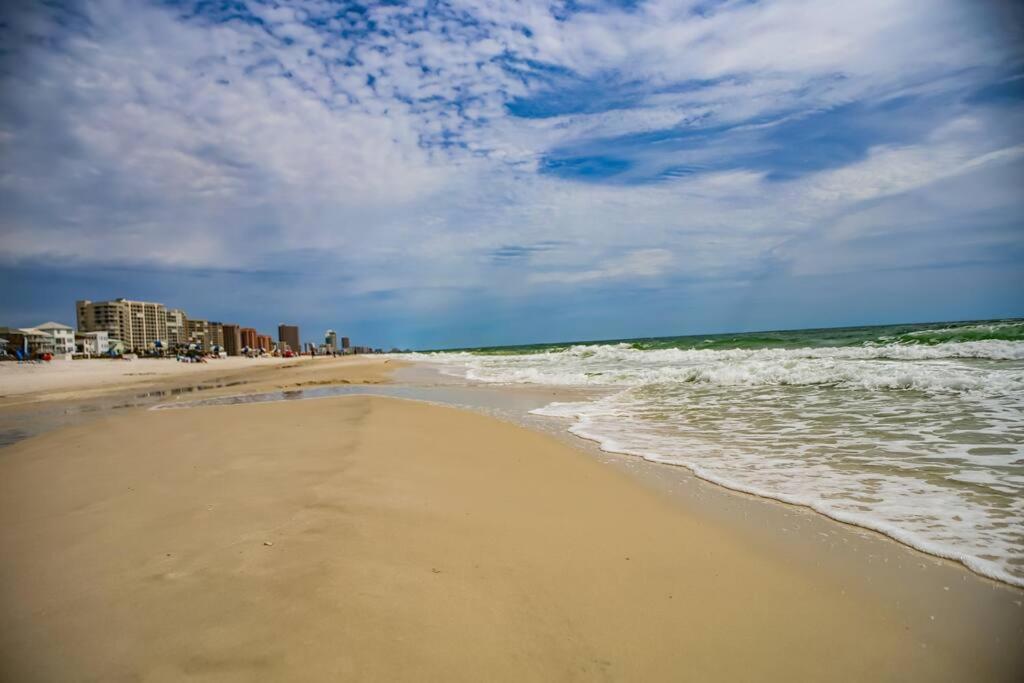 Oceanfront 1 Bedroom, Outdoor Pool W/private Access Apartment Orange Beach