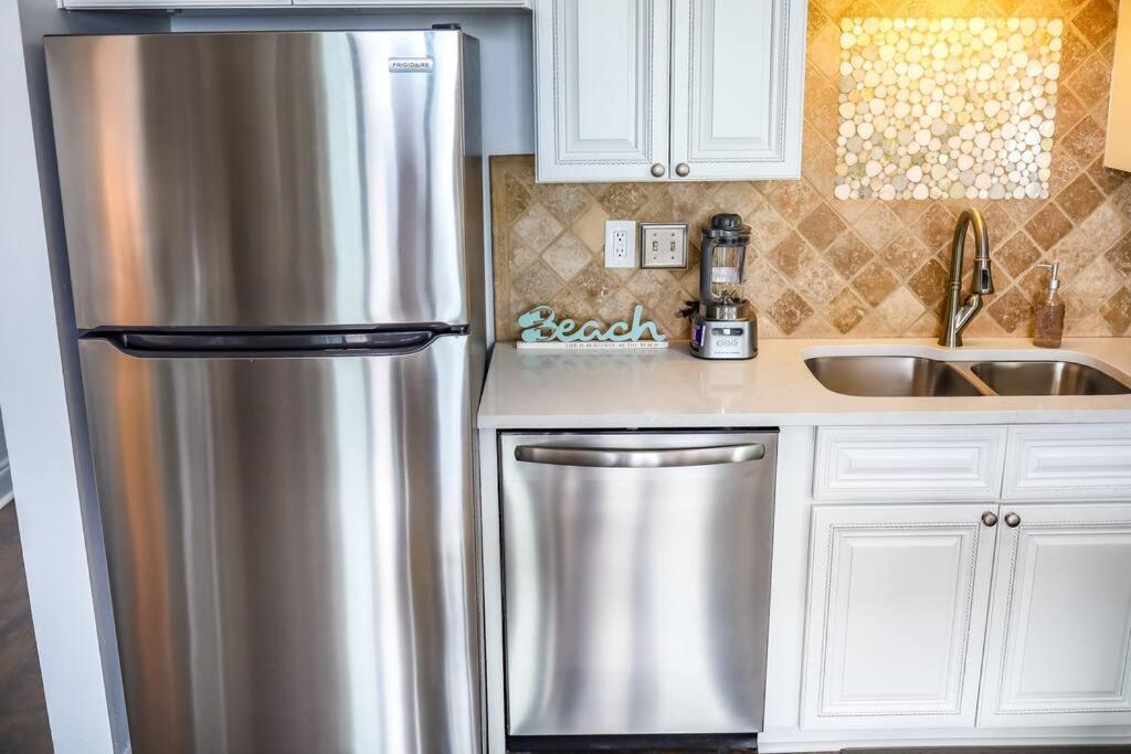 Oceanfront 1 Bedroom, Outdoor Pool W/private Access Apartment *