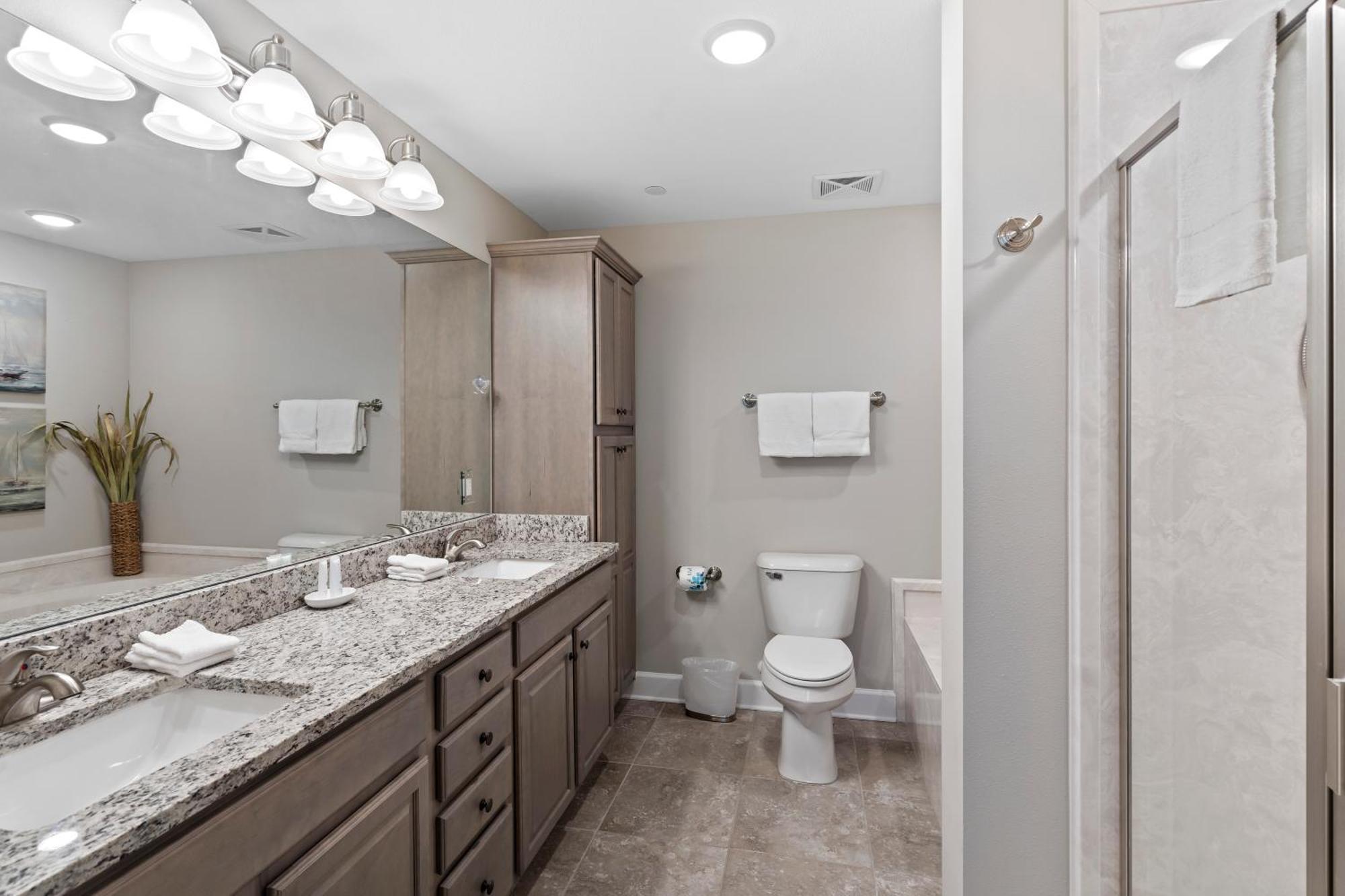 Phoenix Orange Ii 402 By Liquid Life Apartment