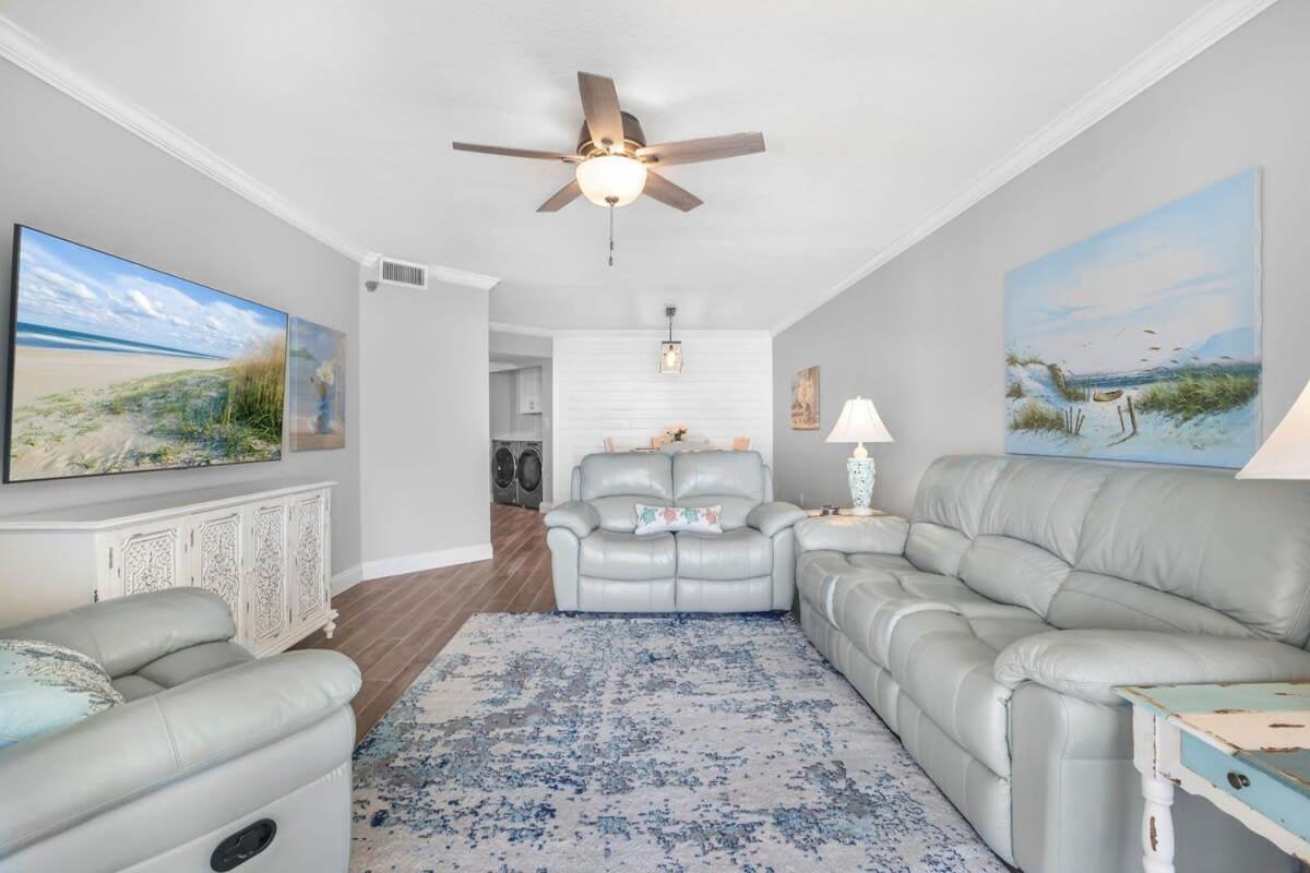 Windward Pointe 303 Ideally Located On 3rd Floor *