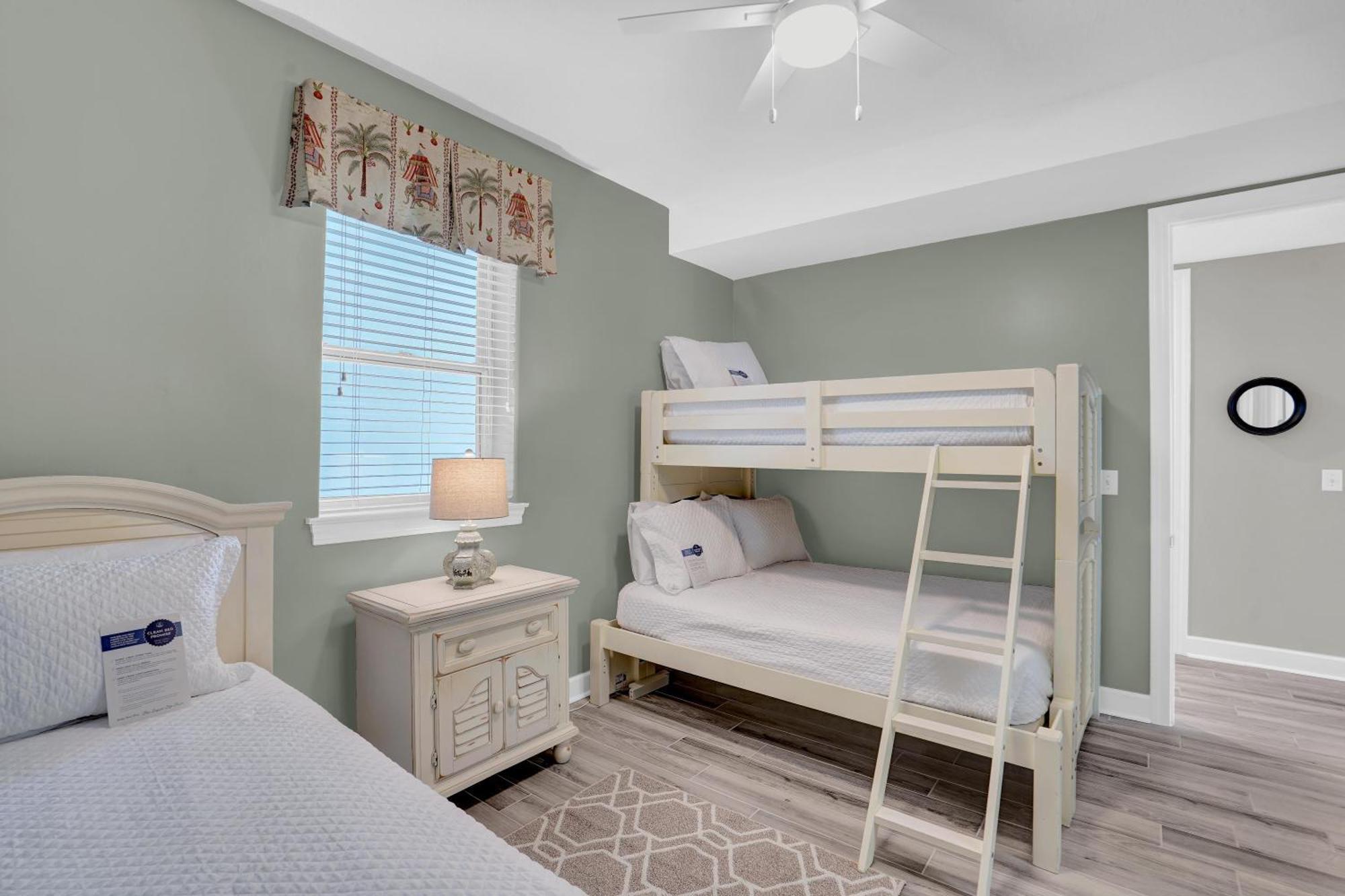 Regency Isle 911 By Liquid Life Hotel