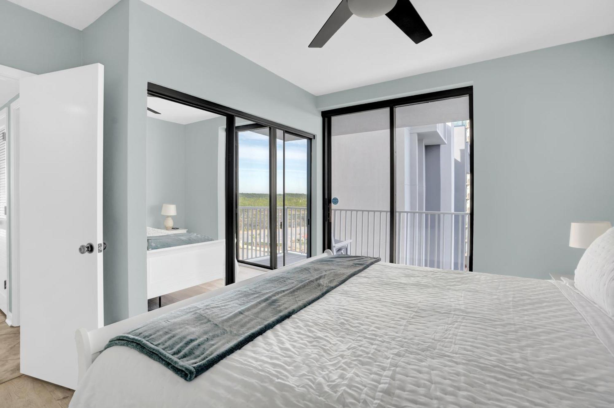 Apartment Corner On Romar 706 *