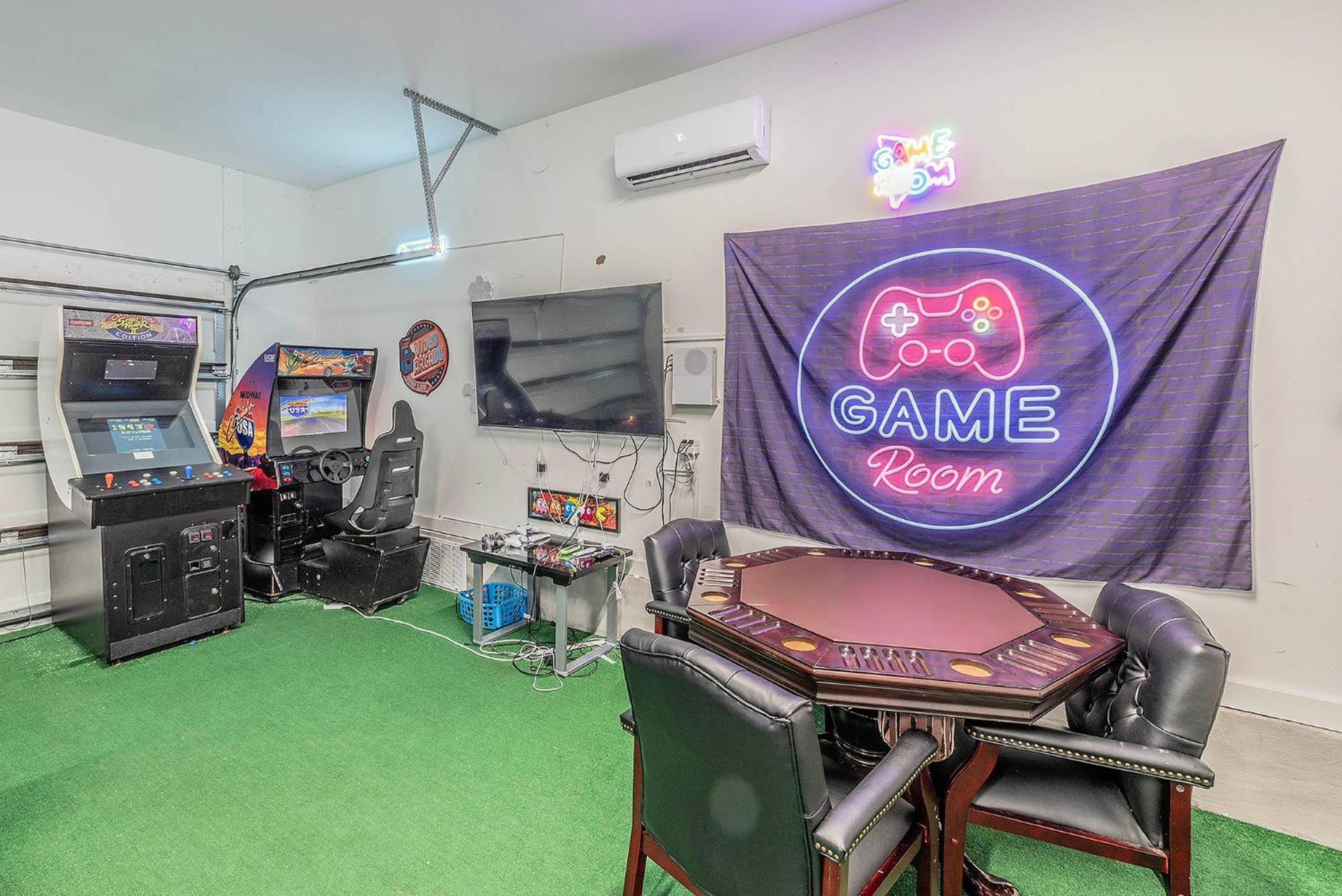 Holiday home 5 Star 4/3 Sleeps 16 With Arcade Game & Pool! *