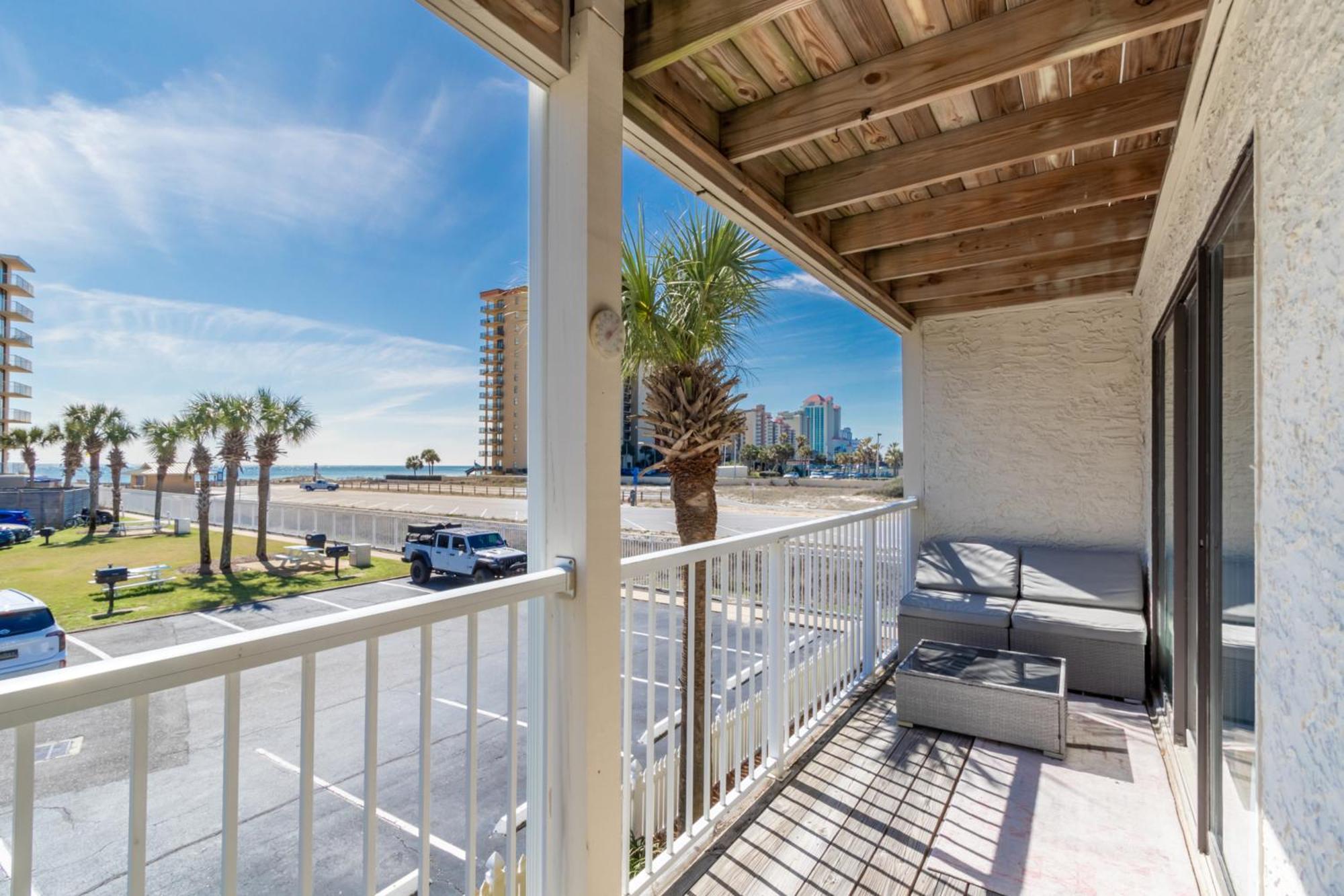 Seaside & Racquet Apartment